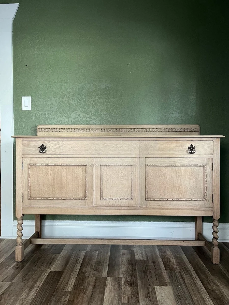 Light luxury high-end door cabinet integrated against the wall French retro solid wood medieval decorative cabinet
Light luxury high-end door cabinet integrated against the wall French retro solid wood medieval decorative cabinet