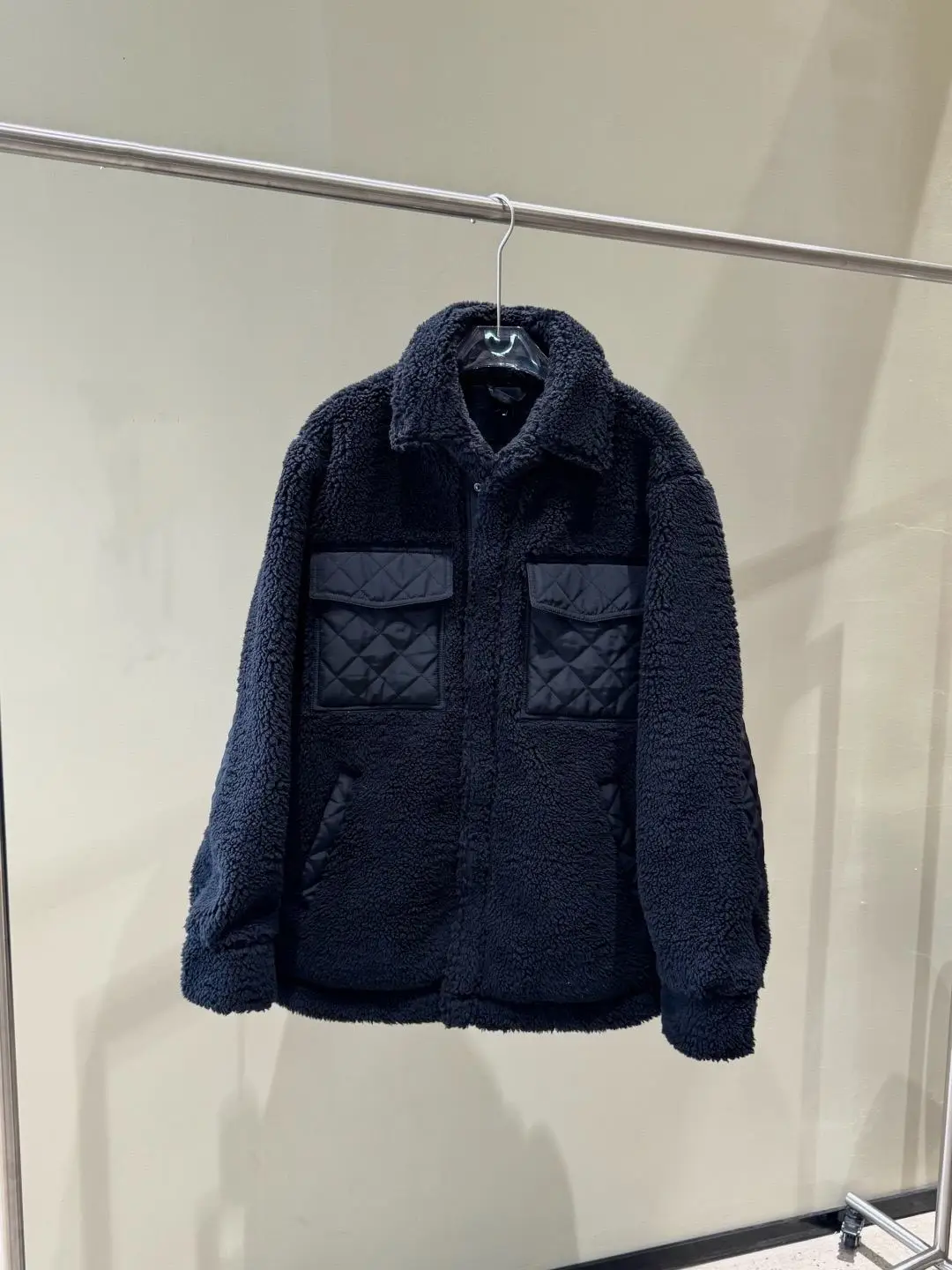 2025 New Women's Fashion Sherpa Hooded Jacket Winter Short Coat Warm Fleece Outerwear Casual Streetwear Bomber Jacket
2025 New Women's Fashion Sherpa Hooded Jacket Winter Short Coat Warm Fleece Outerwear Casual Streetwear Bomber Jacket