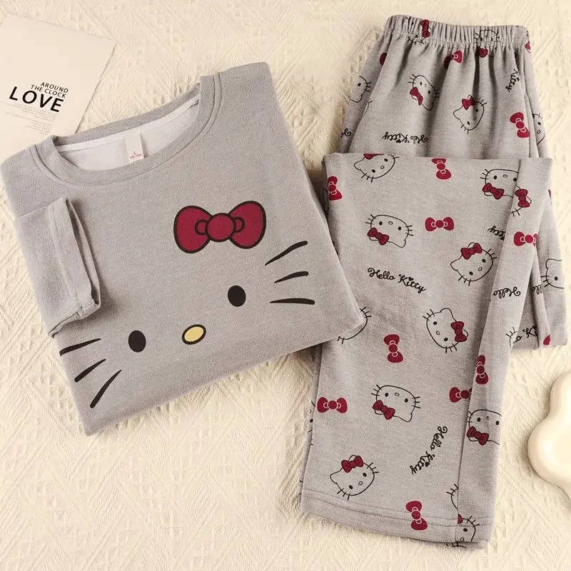 Женский зимний тонкий флисовый пуловер Hello Kitty 2025 года, пижамный комплект с длинными рукавами, термолегкая одежда для сна и домашняя одежда для дома
Женский зимний тонкий флисовый пуловер Hello Kitty 2025 года, пижамный комплект с длинными рукавами, термолегкая одежда для сна и домашняя одежда для дома