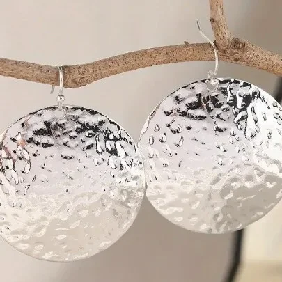 A pair of retro and fashionable earrings, fashionable and chic, versatile and durable, suitable for multiple scenes, comfortable to wear, and suitable for personal use as gifts
A pair of retro and fashionable earrings, fashionable and chic, versatile and durable, suitable for multiple scenes, comfortable to wear, and suitable for personal use as gifts