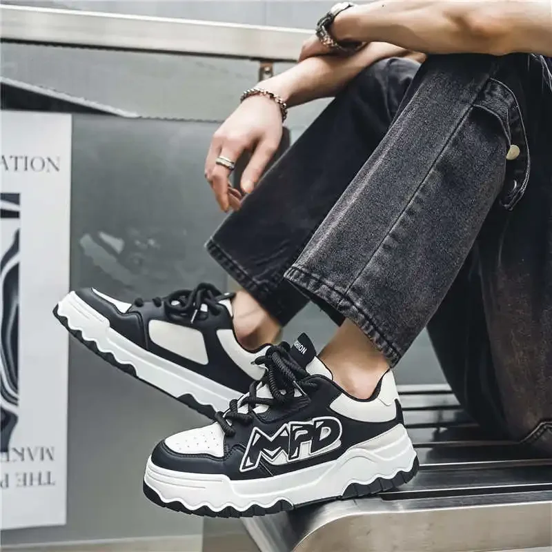 Кроссовки из искусственной кожи на платформе, светло-голубые белые модельные туфли на каблуке, мужская обувь, официальная спортивная обувь известного бренда Deporte
Кроссовки из искусственной кожи на платформе, светло-голубые белые модельные туфли на каблуке, мужская обувь, официальная спортивная обувь известного бренда Deporte