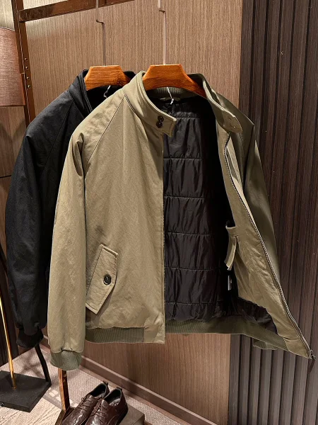 Мужская теплая куртка в американском повседневном стиле с воротником-стойкой, из хлопка и полиэстера, для делового образа джентльмена
Мужская теплая куртка в американском повседневном стиле с воротником-стойкой, из хлопка и полиэстера, для делового образа джентльмена