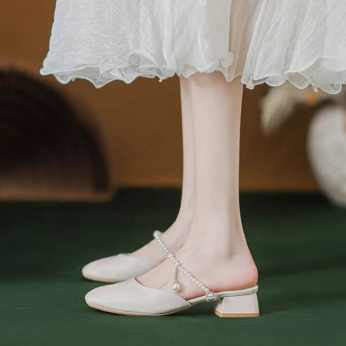 Women's Summer Pearl Decorated Closed-Toe Slip-On Mule Sandals Medium Block Heel Versatile Outdoor Fashionable Casual Footwear
Women's Summer Pearl Decorated Closed-Toe Slip-On Mule Sandals Medium Block Heel Versatile Outdoor Fashionable Casual Footwear