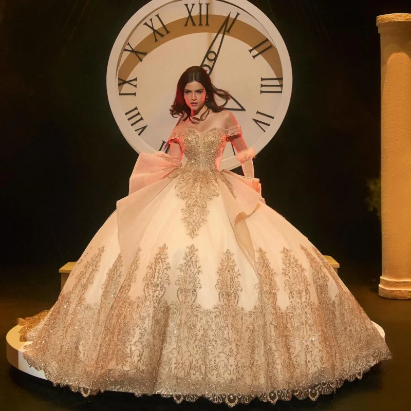 Light Champagne Quinceanera Dresses Off the Shoulder Golden Glitter Decal Long tail Bow Vestidoe 15 Quinceanera Customize
Light Champagne Quinceanera Dresses Off the Shoulder Golden Glitter Decal Long tail Bow Vestidoe 15 Quinceanera Customize