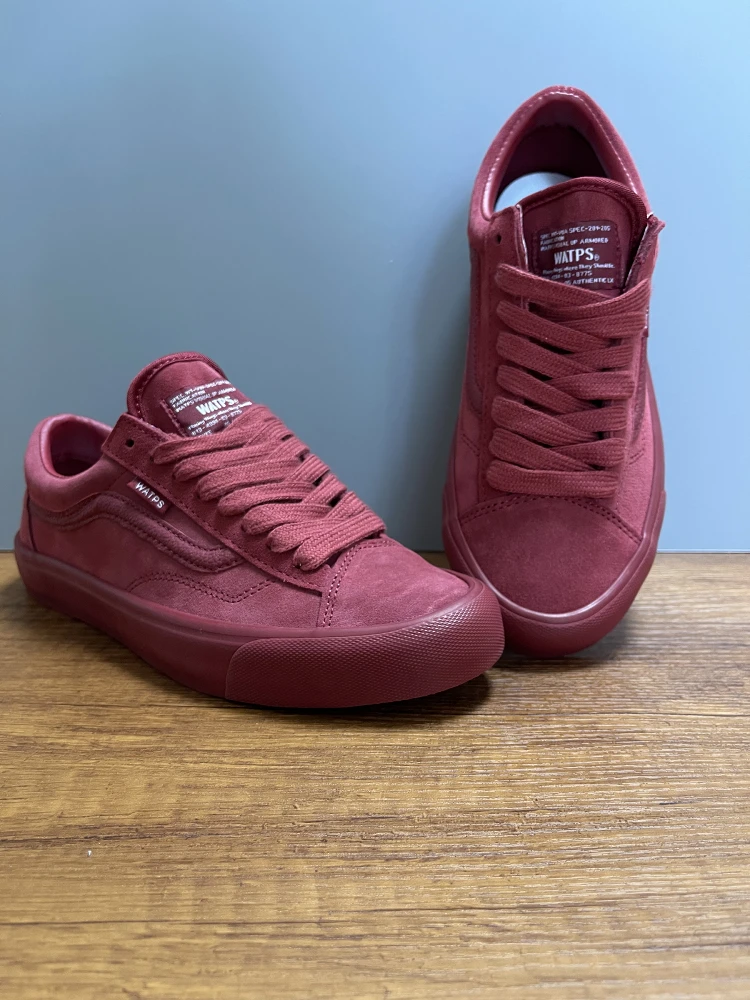 Wtaps Collaborative Low-Top Board oes in Wine Red And k Blue Retro Casual Sneakers for Youth Anti-Fur Leather Material
Wtaps Collaborative Low-Top Board oes in Wine Red And k Blue Retro Casual Sneakers for Youth Anti-Fur Leather Material