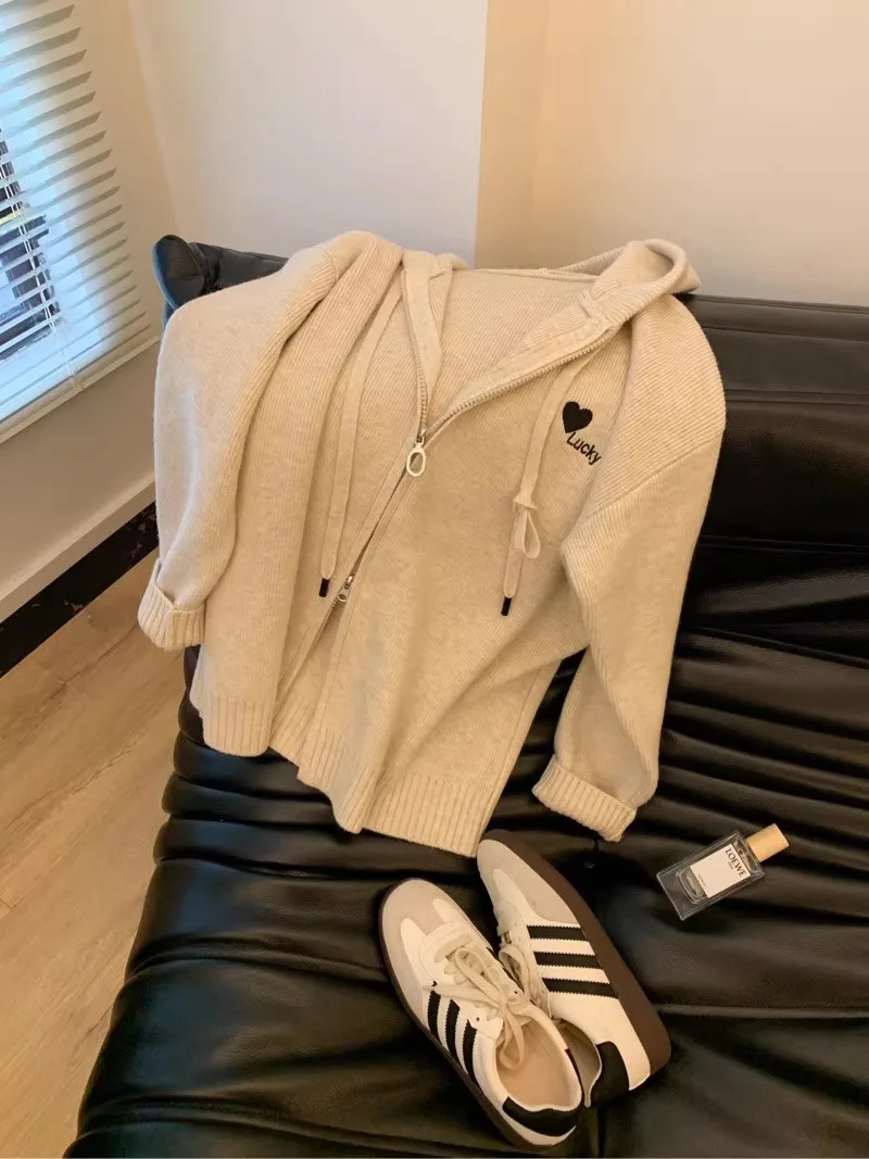 Женский джемпер абрикосового цвета, винтажный свитер 2000-х годов Y2k, толстовка с капюшоном, кардиган, трикотаж, толстовки с длинными рукавами и вышивкой, свитер, осень 2025 г. 
Женский джемпер абрикосового цвета, винтажный свитер 2000-х годов Y2k, толстовка с капюшоном, кардиган, трикотаж, толстовки с длинными рукавами и вышивкой, свитер, осень 2025 г.