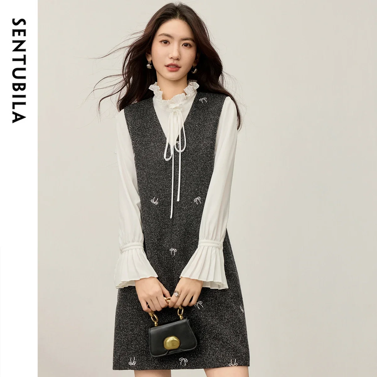 SENTUBILA Sleeveless Dress Women's 2026 Autumn V-Neck Contrast Color Bow Embroidery Knit A-line Dress For Female 153LP0033
SENTUBILA Sleeveless Dress Women's 2026 Autumn V-Neck Contrast Color Bow Embroidery Knit A-line Dress For Female 153LP0033