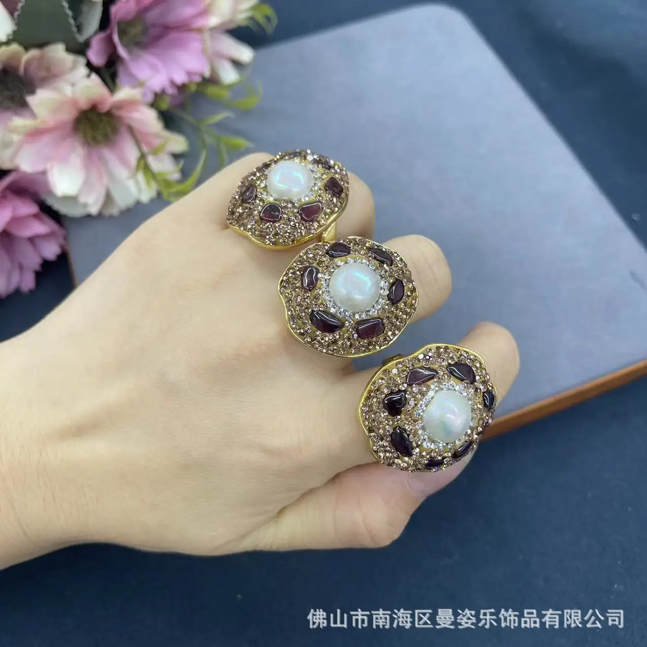 Natural Baroque Pearl Inlaid with Natural Garnet Rough Stone French Vintage Romantic Jewelry Outlet Ring
Natural Baroque Pearl Inlaid with Natural Garnet Rough Stone French Vintage Romantic Jewelry Outlet Ring