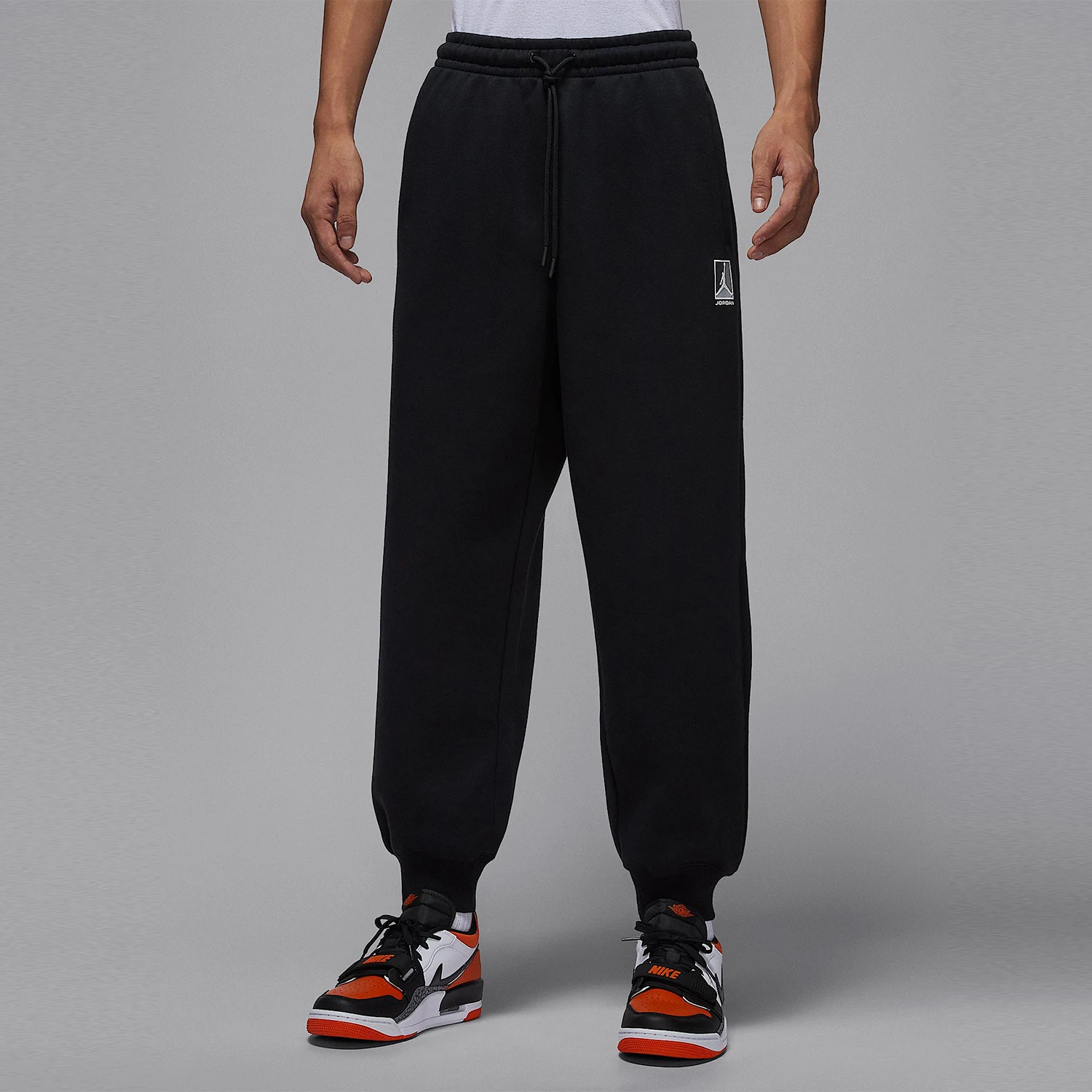 Оригинальные мужские спортивные повседневные брюки Nike Jordan из флиса с манжетами HV0547-010
Оригинальные мужские спортивные повседневные брюки Nike Jordan из флиса с манжетами HV0547-010