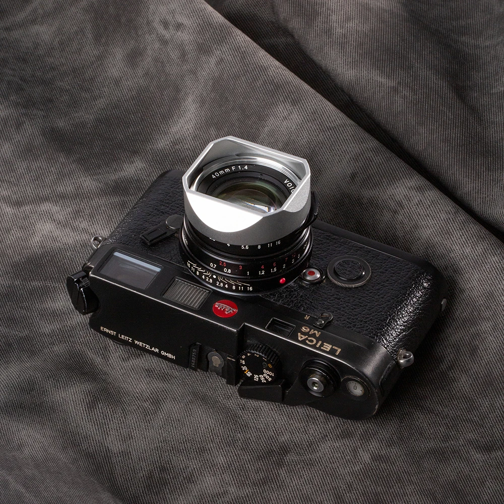 Metal Lens Hood Lens Shade for Voigtlander 35mm F1.4 for VM 40 1.4 50 1.5 for Leica 35F2aa Lightweight Square Lens Hood with Cap
Metal Lens Hood Lens Shade for Voigtlander 35mm F1.4 for VM 40 1.4 50 1.5 for Leica 35F2aa Lightweight Square Lens Hood with Cap