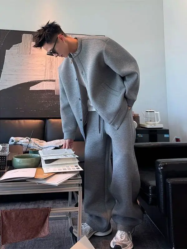 Комплект: худи и широкие брюки. Теплый мужской повседневный спортивный костюм из двух предметов. Осенняя коллекция. Длинные рукава, длинные брюки для подростков.
Комплект: худи и широкие брюки. Теплый мужской повседневный спортивный костюм из двух предметов. Осенняя коллекция. Длинные рукава, длинные брюки для подростков.