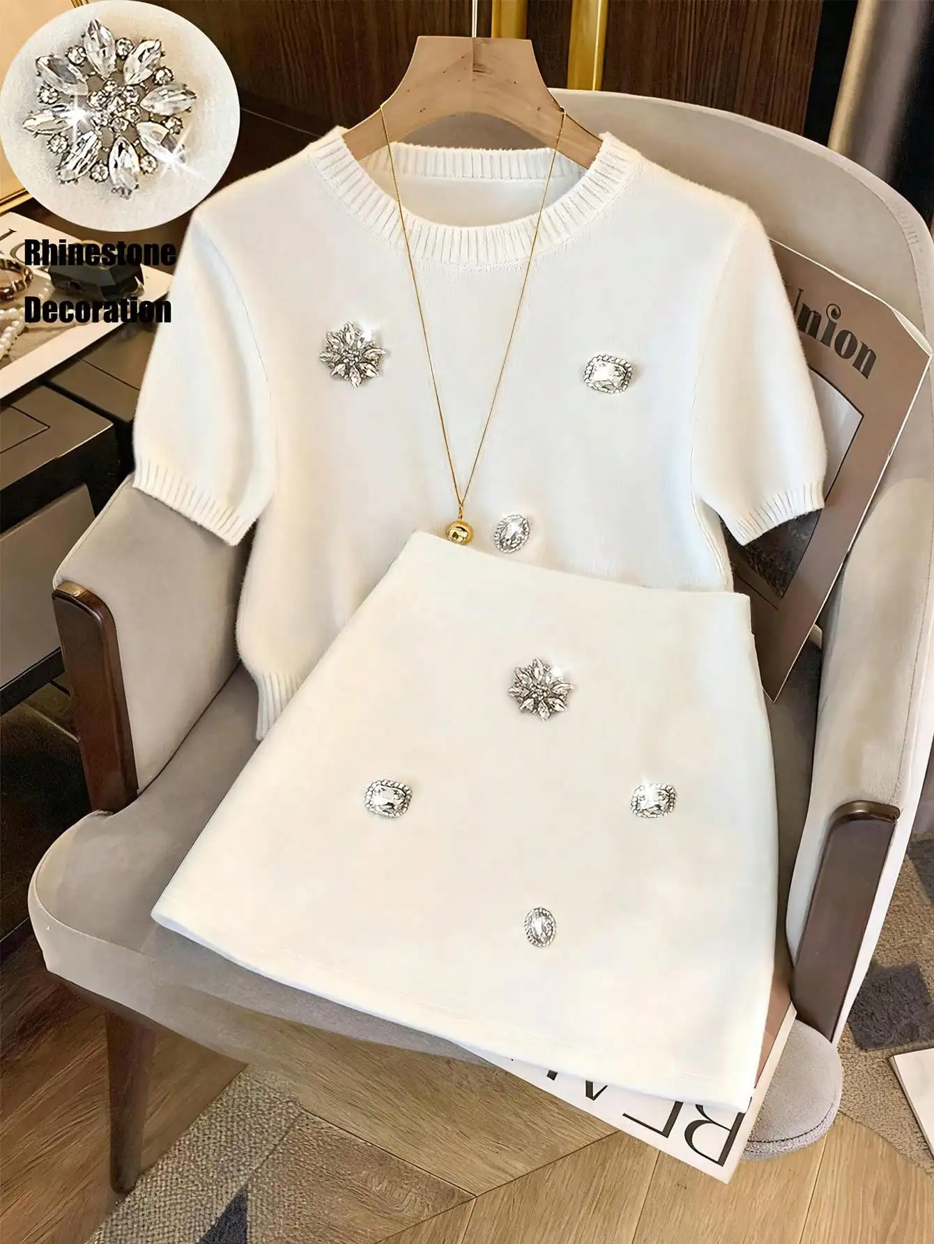 Женский комплект из топа с короткими рукавами и мини-юбки, украшенных стразами, повседневная одежда для отдыха
Женский комплект из топа с короткими рукавами и мини-юбки, украшенных стразами, повседневная одежда для отдыха