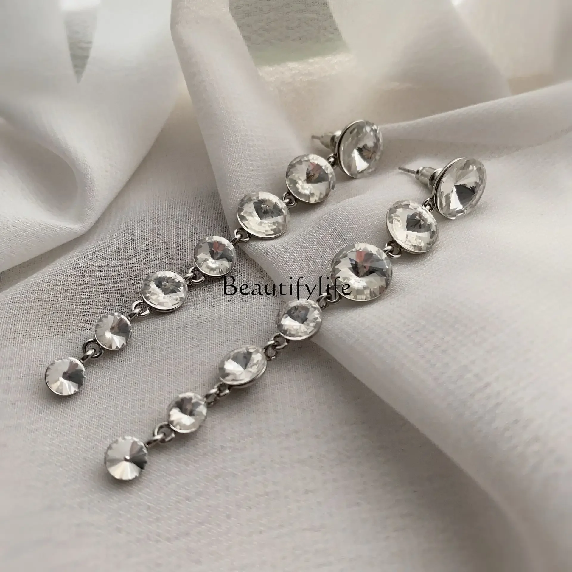 Korean long round diamond earrings, simple temperament versatile face thin earrings
Korean long round diamond earrings, simple temperament versatile face thin earrings