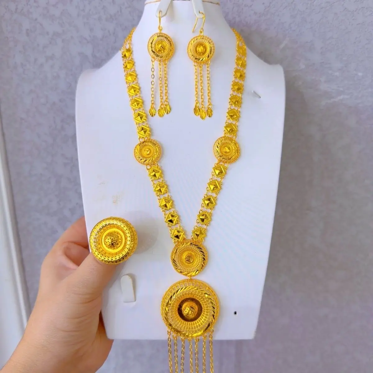 Fashion Dubai 24K Gold Plated Customized Necklace Earrings Rings Wedding Christmas Gift Jewelry Set for Lovers DD10967
Fashion Dubai 24K Gold Plated Customized Necklace Earrings Rings Wedding Christmas Gift Jewelry Set for Lovers DD10967