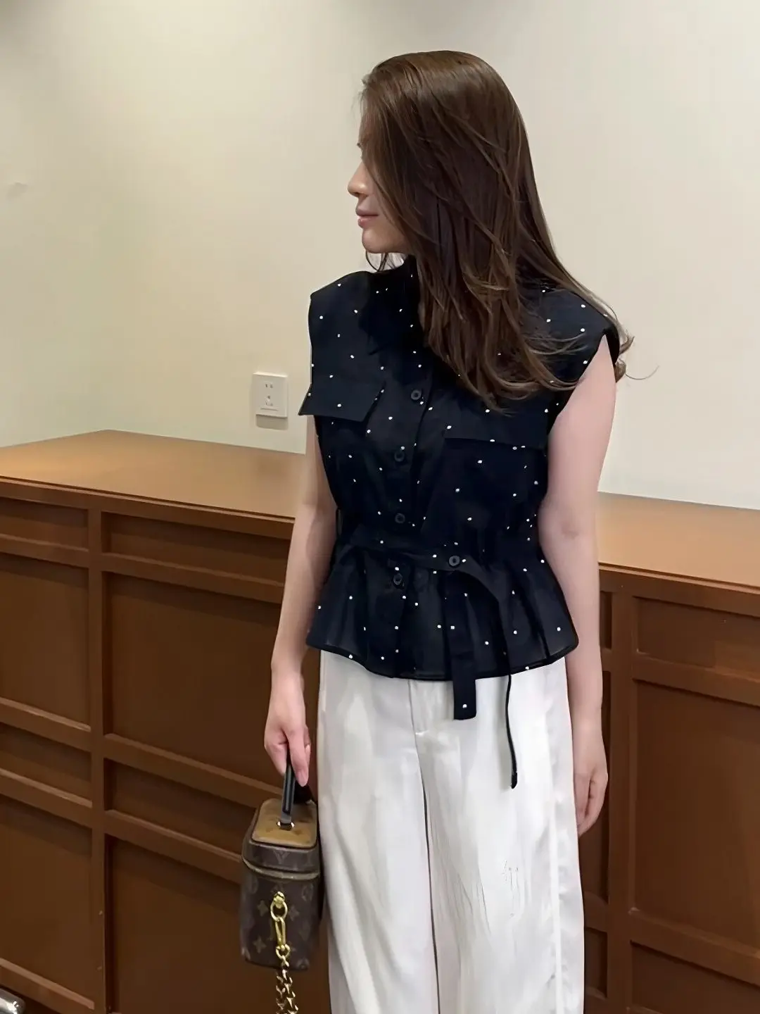 Elegant Light Maturity Wave Dot Vest Shirt Women's Summer Slimming Sleeveless Shirt Waist-Cinching Citywalk Open Cardigan
Elegant Light Maturity Wave Dot Vest Shirt Women's Summer Slimming Sleeveless Shirt Waist-Cinching Citywalk Open Cardigan