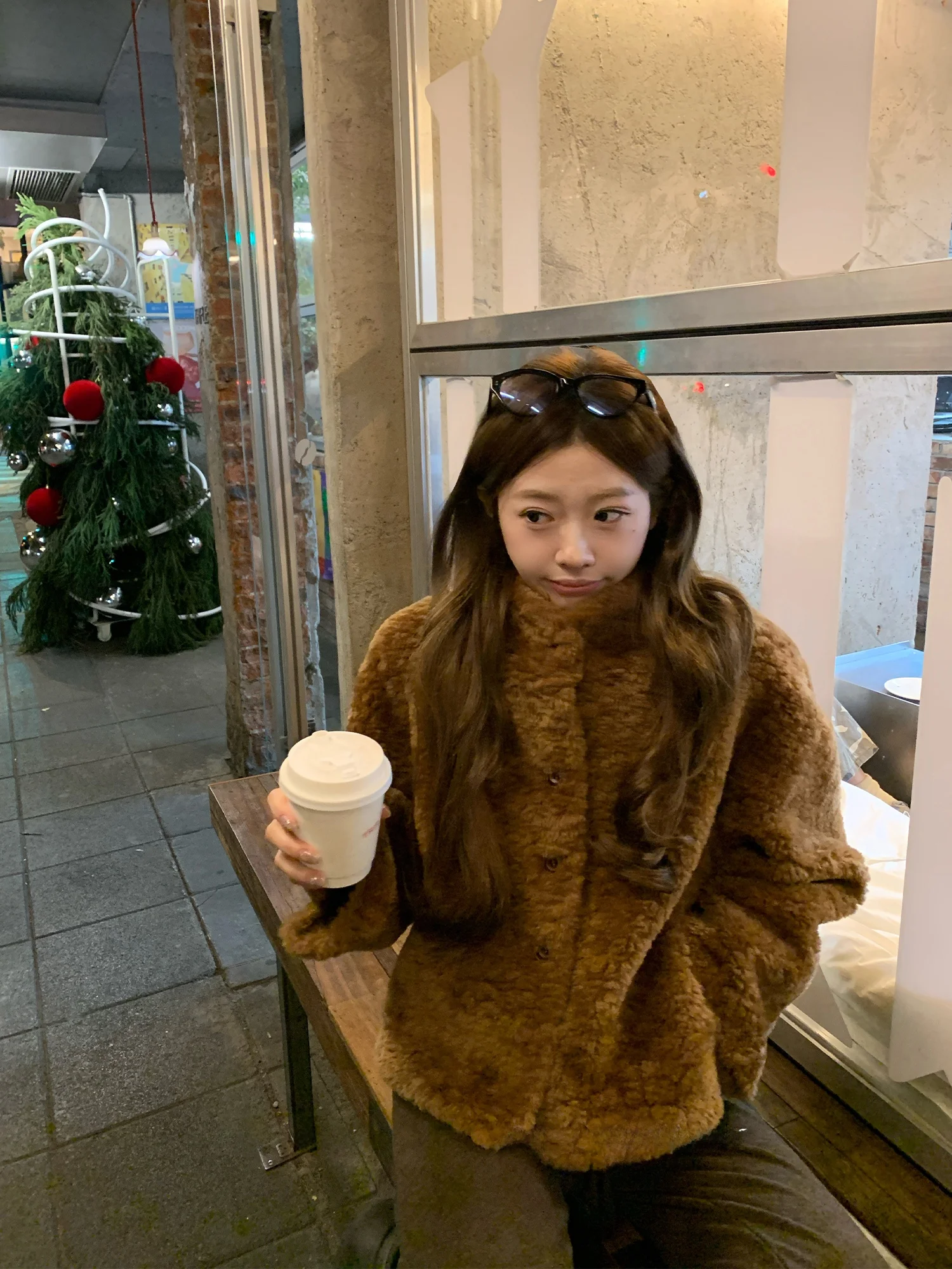 Экологичная женская куртка OKJJ из овечьей шерсти в корейском стиле, укороченная, с интегрированной кожей и мехом, с длинными рукавами
Экологичная женская куртка OKJJ из овечьей шерсти в корейском стиле, укороченная, с интегрированной кожей и мехом, с длинными рукавами