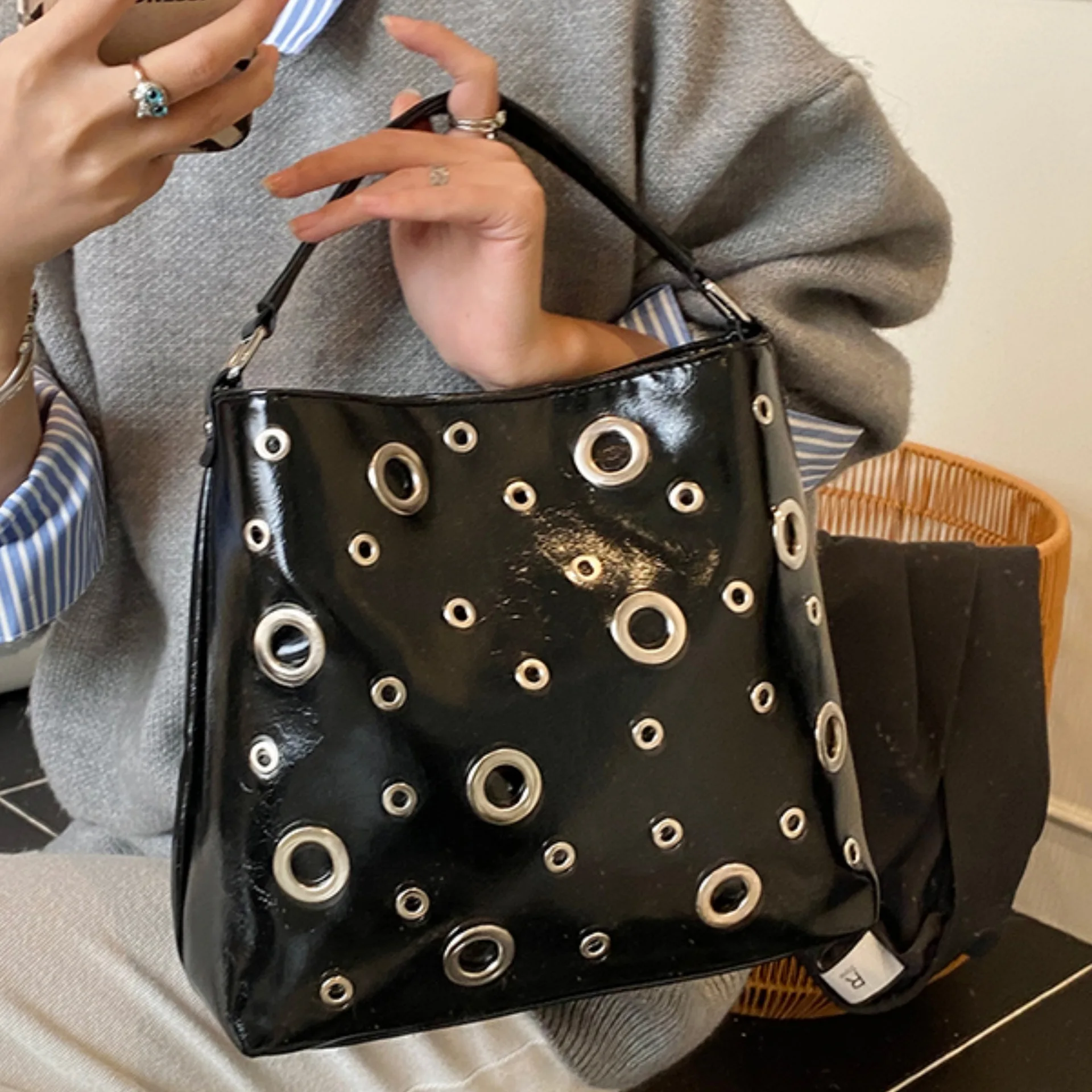 2026 SS Women's Cloud Dancer White Tote Bag, Minimalist Soft Leather Crossbody Purse, Vintage Quilted Multi-way Shoulder Bag
2026 SS Women's Cloud Dancer White Tote Bag, Minimalist Soft Leather Crossbody Purse, Vintage Quilted Multi-way Shoulder Bag