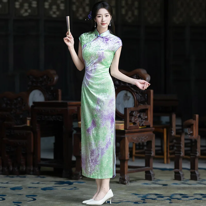 Зеленый бархат в национальном стиле, новый китайский осенний Cheongsam без рукавов, новинка 2025, молодой стиль, женский ретро-ципао на весну и осень 
Зеленый бархат в национальном стиле, новый китайский осенний Cheongsam без рукавов, новинка 2025, молодой стиль, женский ретро-ципао на весну и осень