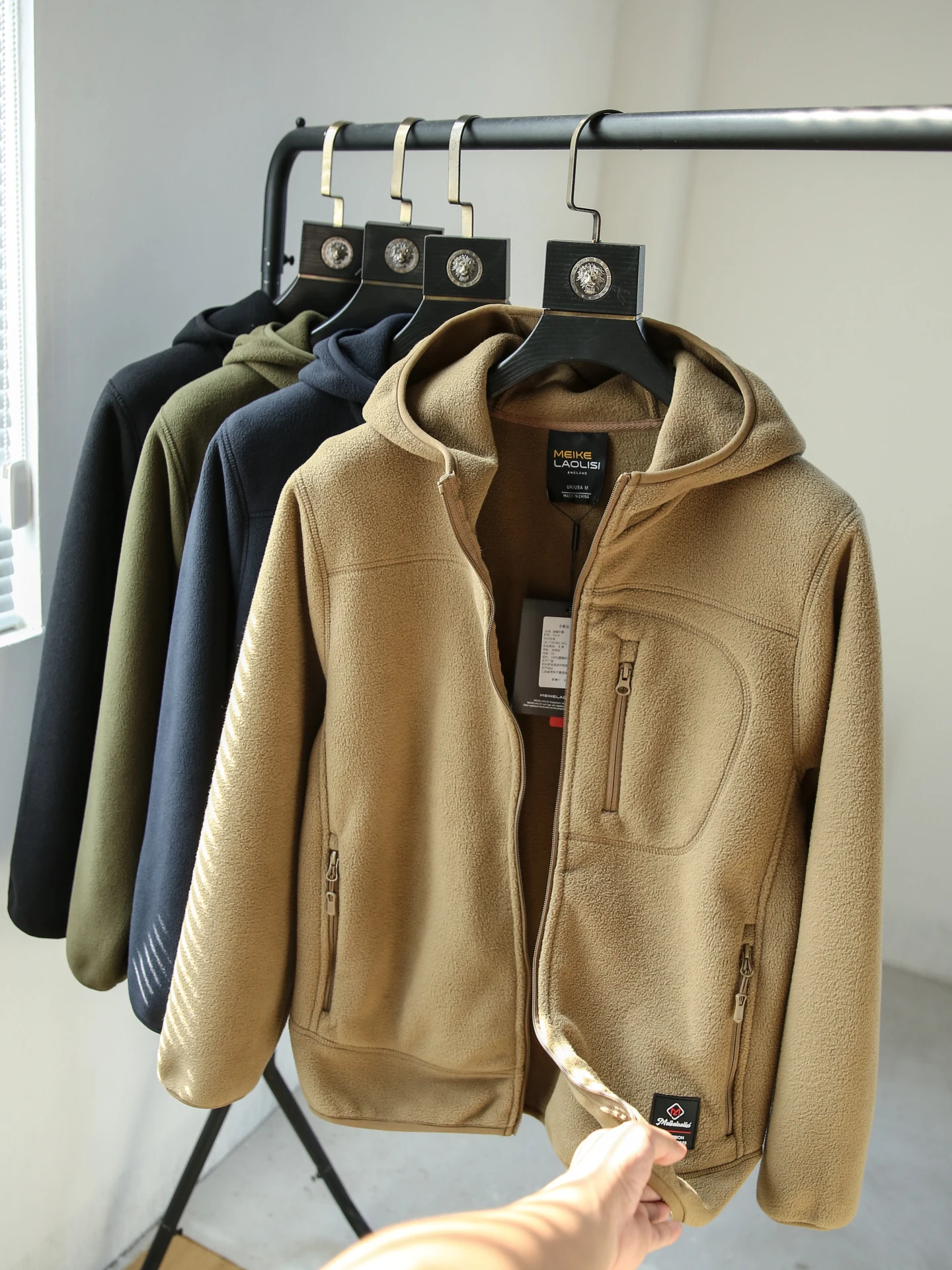 Двусторонняя флисовая куртка с капюшоном для мужчин: повседневная, теплая, легкая, модная, приталенная, с длинными рукавами, на молнии, однотонная
Двусторонняя флисовая куртка с капюшоном для мужчин: повседневная, теплая, легкая, модная, приталенная, с длинными рукавами, на молнии, однотонная