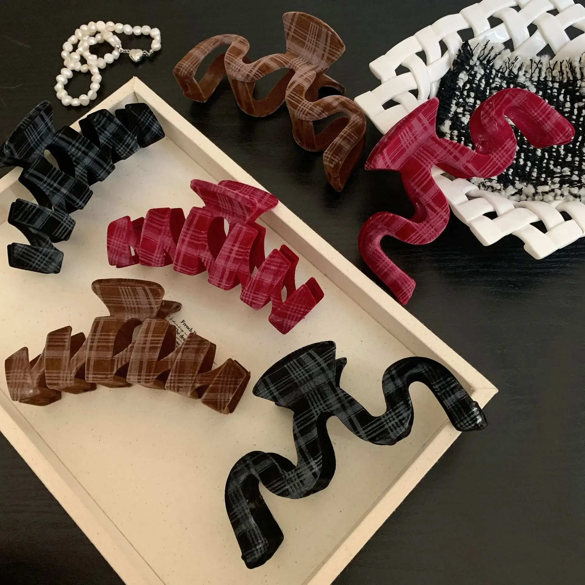 New Arrival Tartan Velvet Hair Claw for Women High-end Christmas Decoration Hair Accessories red velvet SharkClip Claw Clip
New Arrival Tartan Velvet Hair Claw for Women High-end Christmas Decoration Hair Accessories red velvet SharkClip Claw Clip