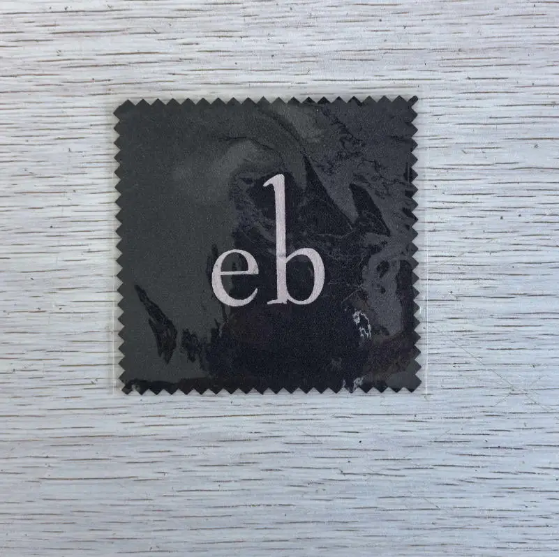 200 шт. индивидуальных салфеток для чистки ювелирных изделий 8x8 см, черные с серебряным полировочным эффектом, с белым логотипом, в индивидуальной упаковке
200 шт. индивидуальных салфеток для чистки ювелирных изделий 8x8 см, черные с серебряным полировочным эффектом, с белым логотипом, в индивидуальной упаковке