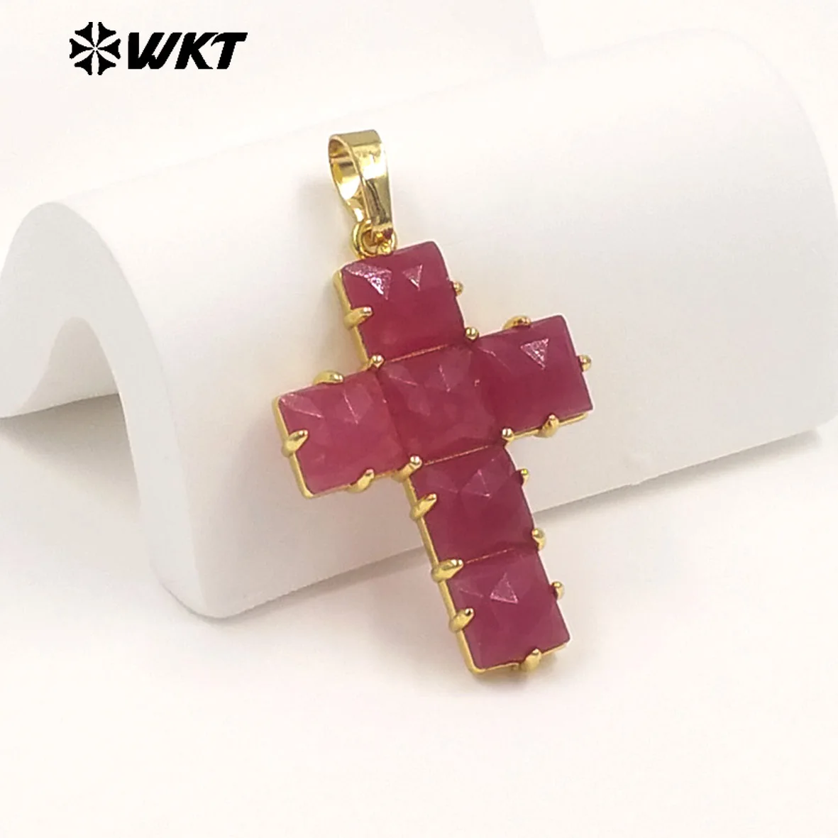 WT-P2113 Simple Elegant Vintage Gemstone Cross Shape Pendant With 18K Real Gold Plated For Women Jewelry
WT-P2113 Simple Elegant Vintage Gemstone Cross Shape Pendant With 18K Real Gold Plated For Women Jewelry