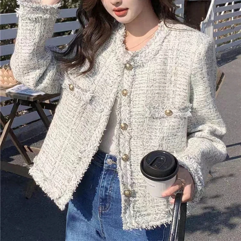 2024 High Quality Luxury Tweed Jacket Women Spring Fall Long Sleeve Cropped Top Fashion Design Tassel Pockets White Tweed Jacket
2024 High Quality Luxury Tweed Jacket Women Spring Fall Long Sleeve Cropped Top Fashion Design Tassel Pockets White Tweed Jacket