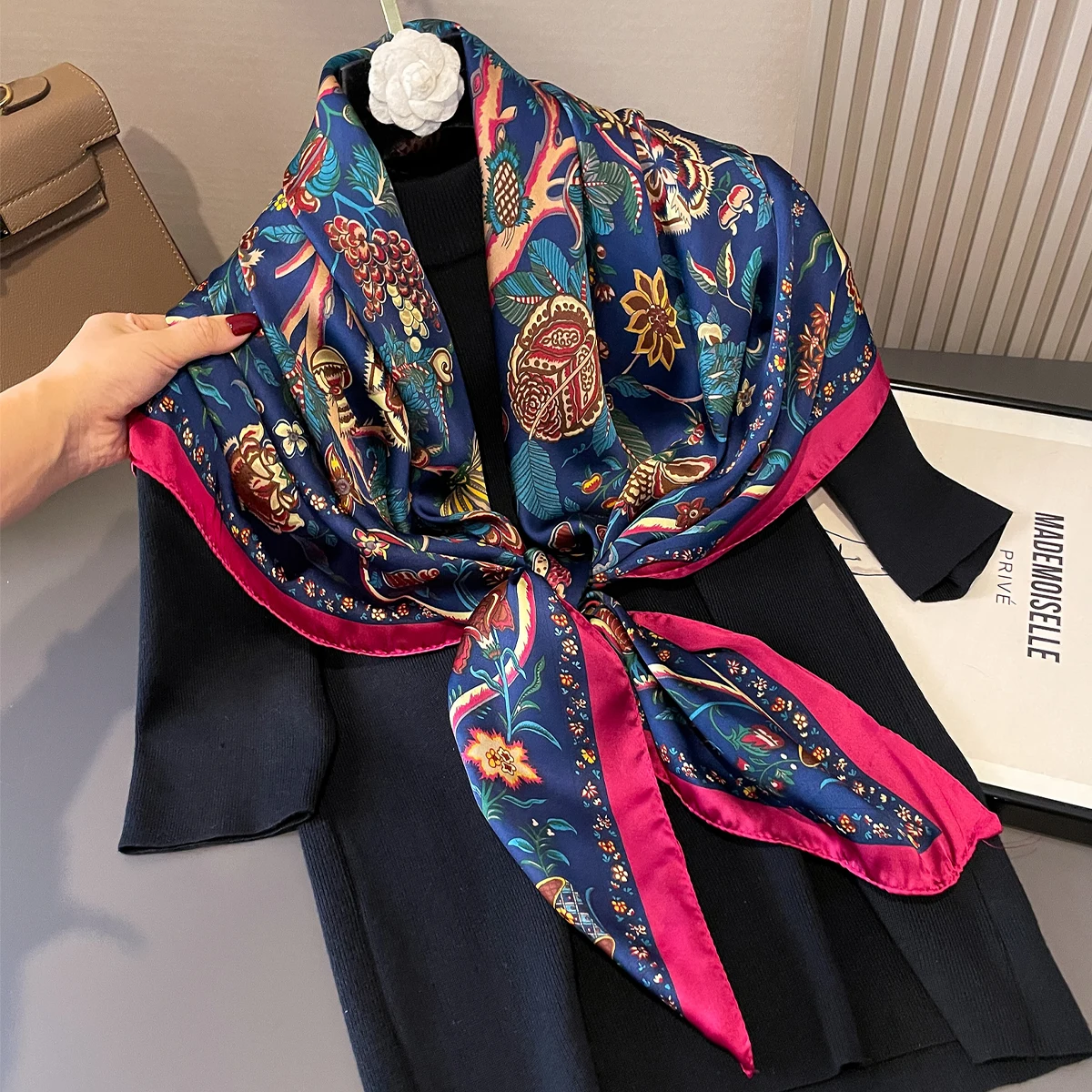 Четыре сезона, новый женский шелковый квадратный шарф, хиджаб, женский дизайн с принтом, женская шаль, платок, солнцезащитные повязки на голову, бандана
Четыре сезона, новый женский шелковый квадратный шарф, хиджаб, женский дизайн с принтом, женская шаль, платок, солнцезащитные повязки на голову, бандана