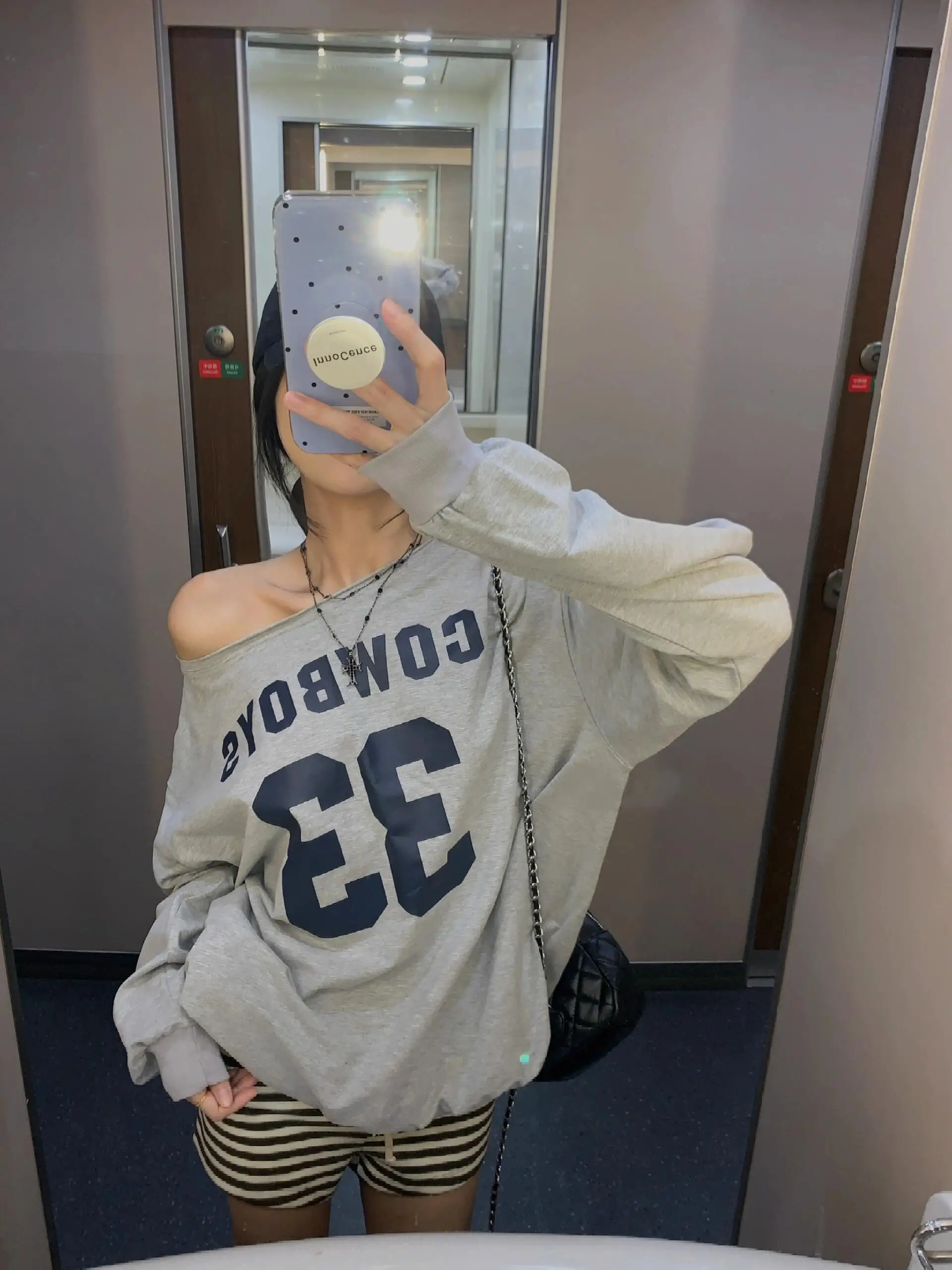 Американский свитшот в стиле Lazy Chic с открытыми плечами, длинными рукавами, свободного кроя, BM-топ для молодых женщин, для повседневной носки
Американский свитшот в стиле Lazy Chic с открытыми плечами, длинными рукавами, свободного кроя, BM-топ для молодых женщин, для повседневной носки