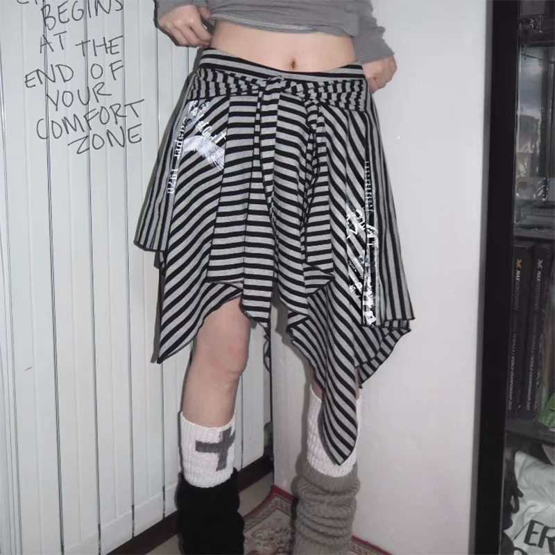 Subculture Punk Vintage Skirts Women Y2K Clothing Gothic 2000S American Vintage Skirts Korean Fashion Outwear Chic Party
Subculture Punk Vintage Skirts Women Y2K Clothing Gothic 2000S American Vintage Skirts Korean Fashion Outwear Chic Party