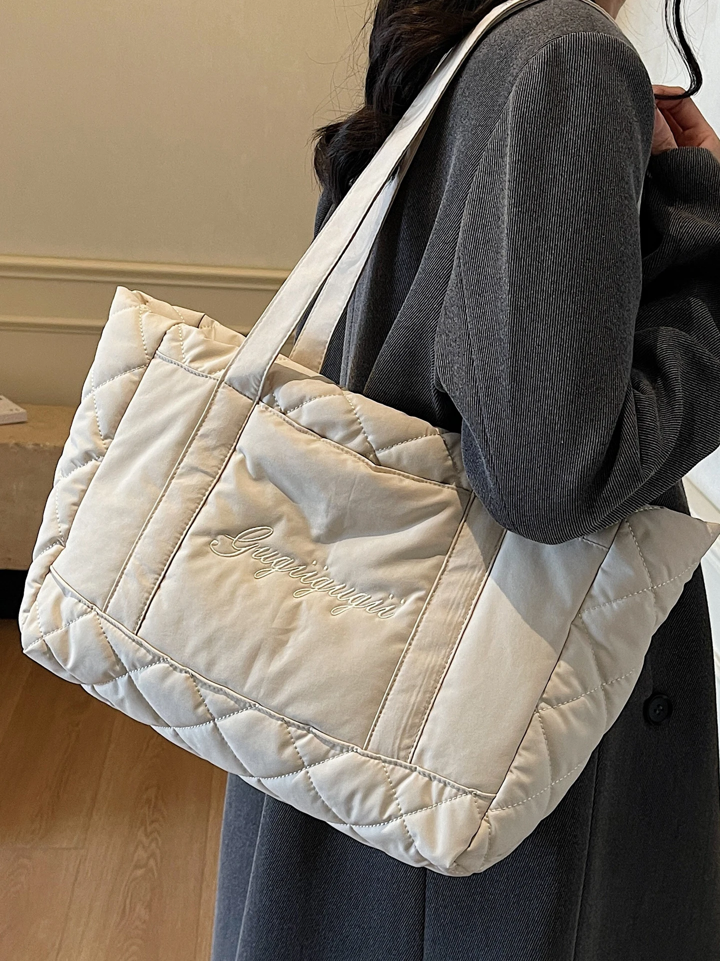 Casual Versatile Women's Tote Bag 2025 New Autumn Winter Large Capaci Commuter oulder Bag Lightweight for Students Outings
Casual Versatile Women's Tote Bag 2025 New Autumn Winter Large Capaci Commuter oulder Bag Lightweight for Students Outings