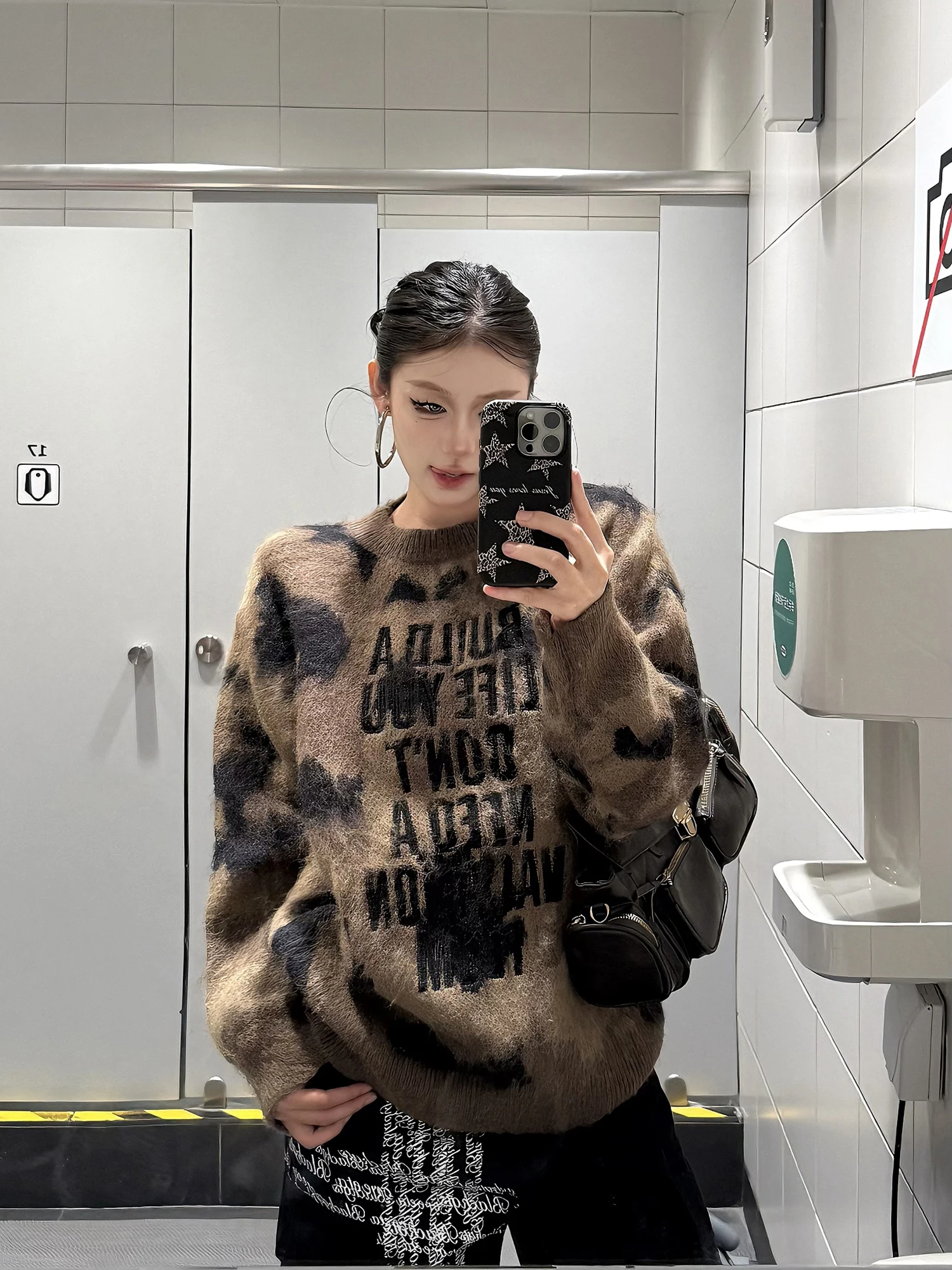 Уличный свитер свободного кроя с камуфляжным принтом и круглым вырезом, женский, осенне-зимний, в стиле lazy fashion, универсальный, модный, для пар
Уличный свитер свободного кроя с камуфляжным принтом и круглым вырезом, женский, осенне-зимний, в стиле lazy fashion, универсальный, модный, для пар