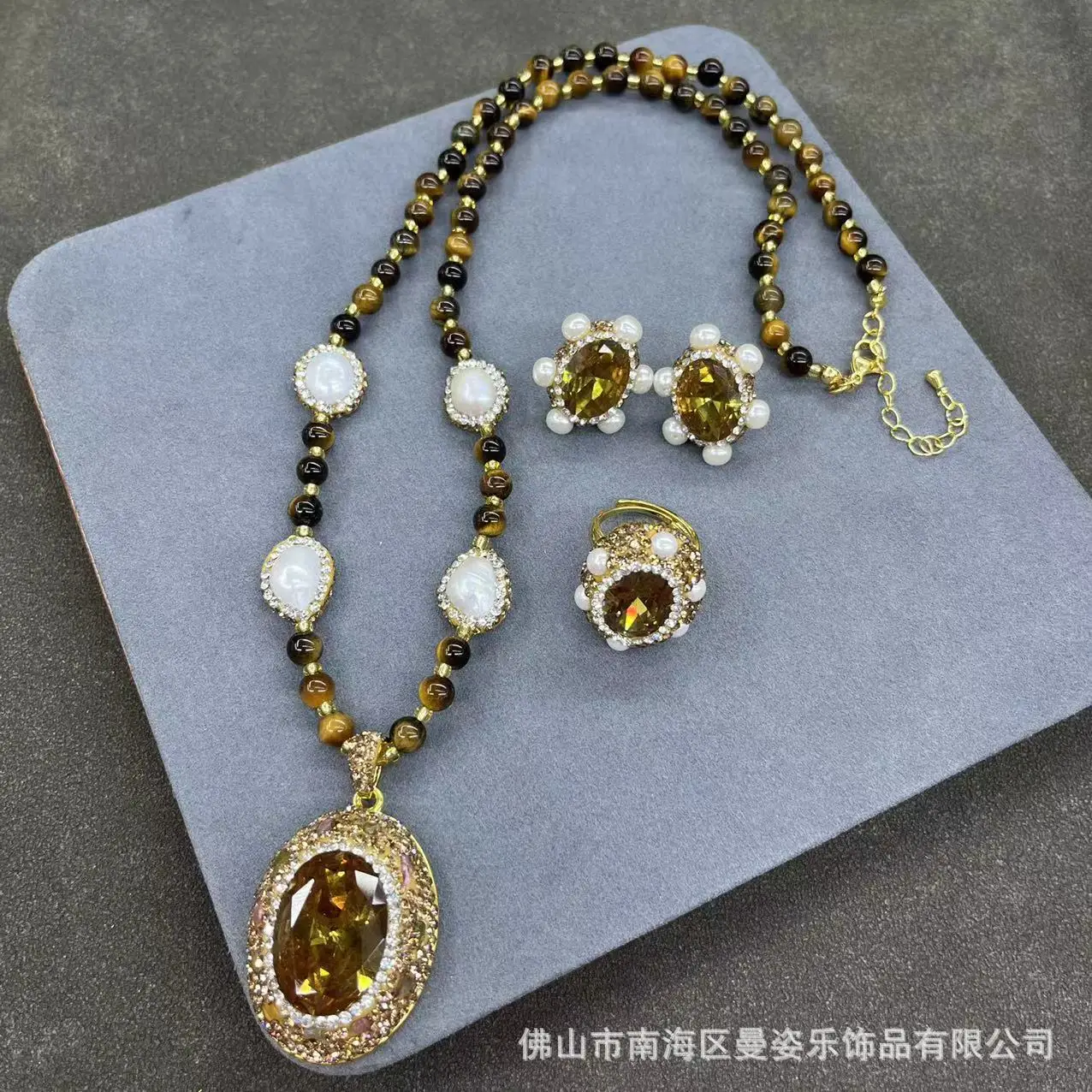 DIY accessories New sultan stone color-changing stone inlaid with rough stone tiger stone, medieval jewelry necklace three-piece
DIY accessories New sultan stone color-changing stone inlaid with rough stone tiger stone, medieval jewelry necklace three-piece