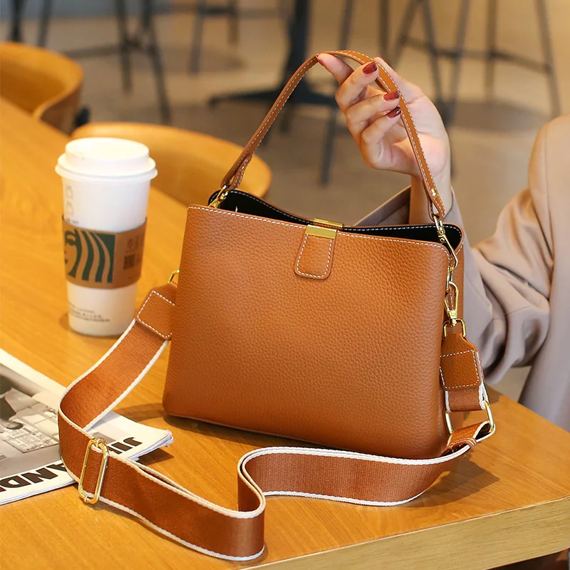 Cross border new fashionable genuine leather women's handbag with niche design, high-end sense, shoulder bag, handbag
Cross border new fashionable genuine leather women's handbag with niche design, high-end sense, shoulder bag, handbag
