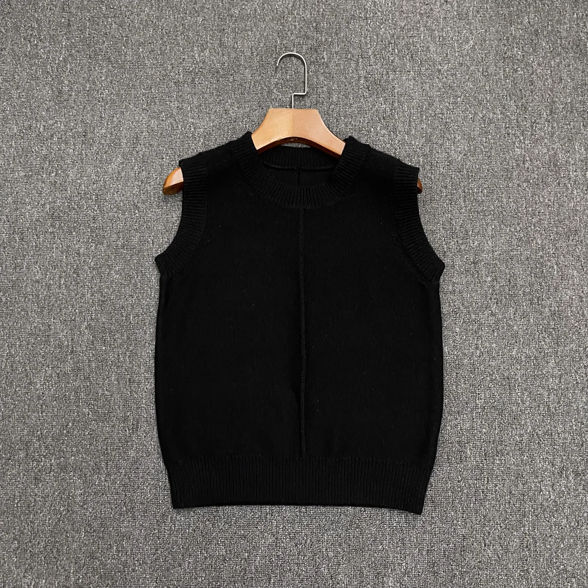 2025 Autumn/Winter New Style Simple And Versatile Round Neck Sleeveless Wool Vest Sweater Top For Women
2025 Autumn/Winter New Style Simple And Versatile Round Neck Sleeveless Wool Vest Sweater Top For Women
