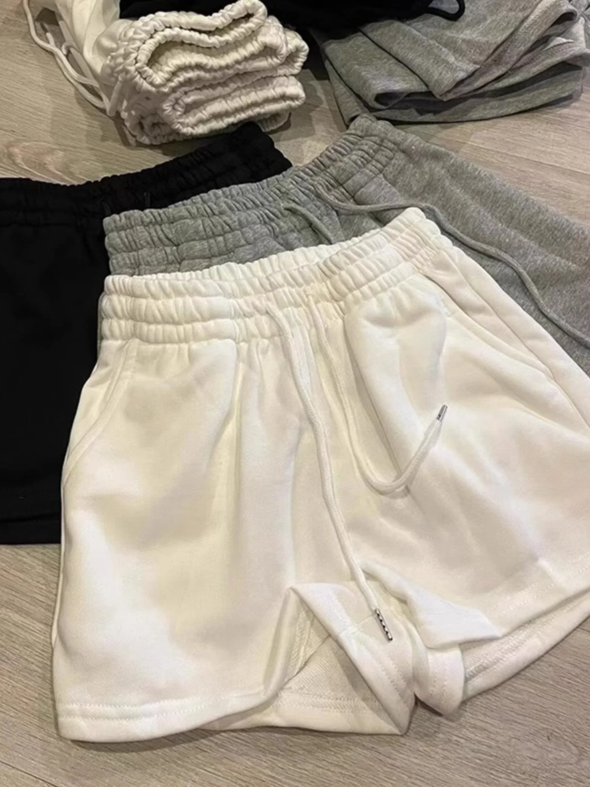 American Style Drawstring Elastic Waist Short Pants Casual Home Sports Pants Wide Leg High Waist Short Shorts for Women
American Style Drawstring Elastic Waist Short Pants Casual Home Sports Pants Wide Leg High Waist Short Shorts for Women