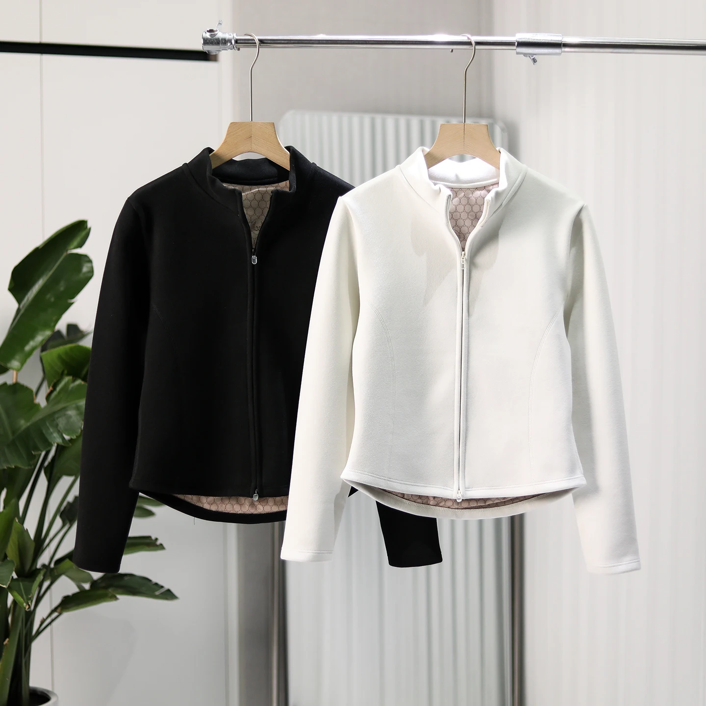 Легкая теплая женская куртка из гусиного пуха с воротником-стойкой и двойной молнией для осени и зимы, повседневная, модная
Легкая теплая женская куртка из гусиного пуха с воротником-стойкой и двойной молнией для осени и зимы, повседневная, модная