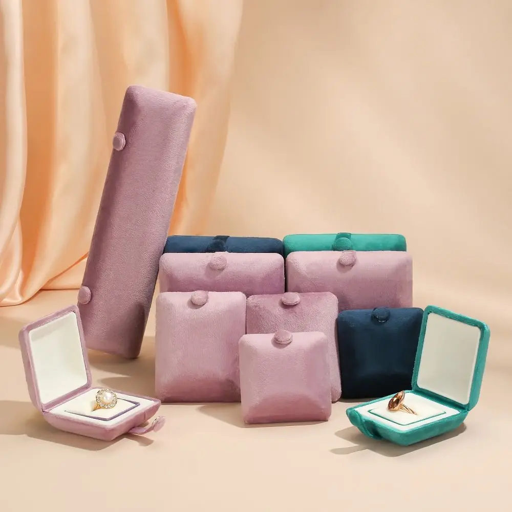 Portable Solid Color Velvet Jewelry Box Luxury Vintage Necklace Bracelet Case Dustproof Ornaments Jewelry Display Holder Gift
Portable Solid Color Velvet Jewelry Box Luxury Vintage Necklace Bracelet Case Dustproof Ornaments Jewelry Display Holder Gift