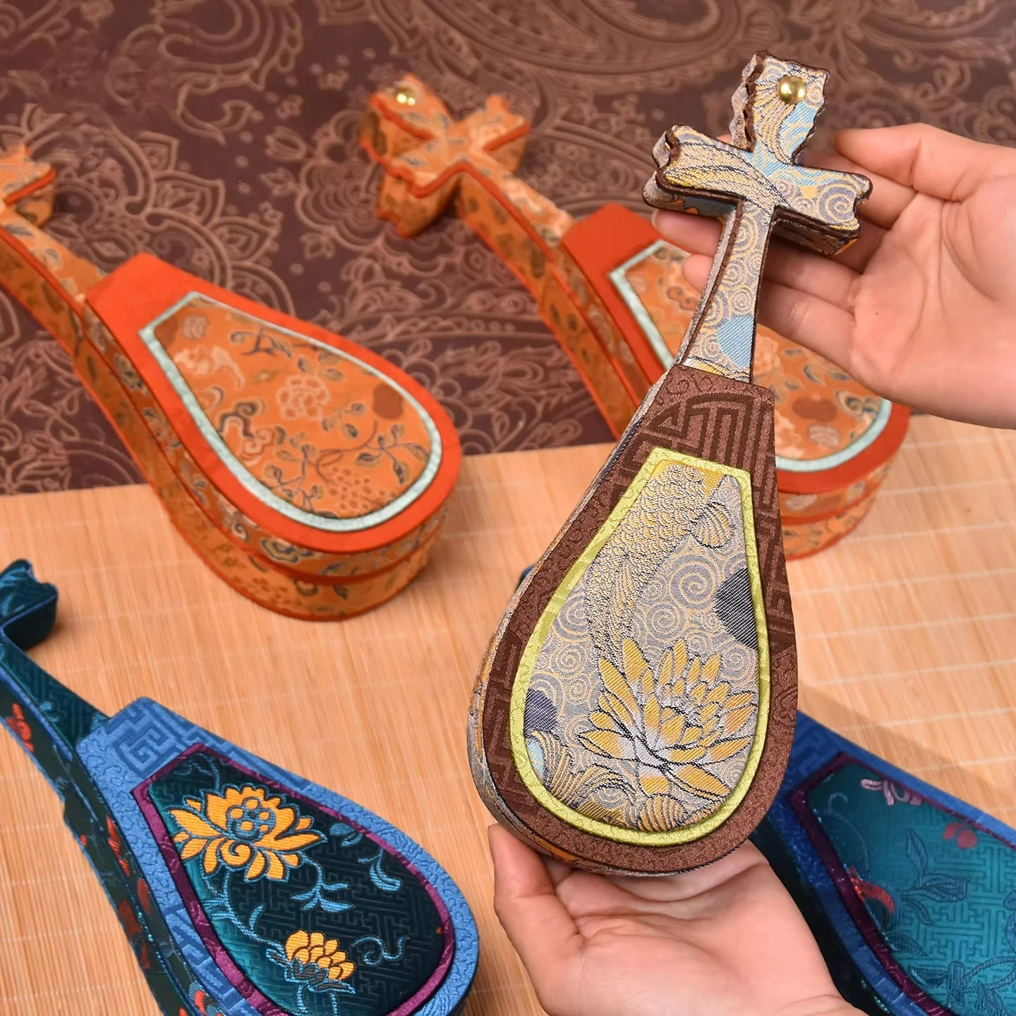 Ювелирные браслеты, ожерелья, серьги, подвески, шкатулки для хранения, элитные украшения, изделия из нефрита, культурные игрушки, подарочные упаковочные коробки.
Ювелирные браслеты, ожерелья, серьги, подвески, шкатулки для хранения, элитные украшения, изделия из нефрита, культурные игрушки, подарочные упаковочные коробки.