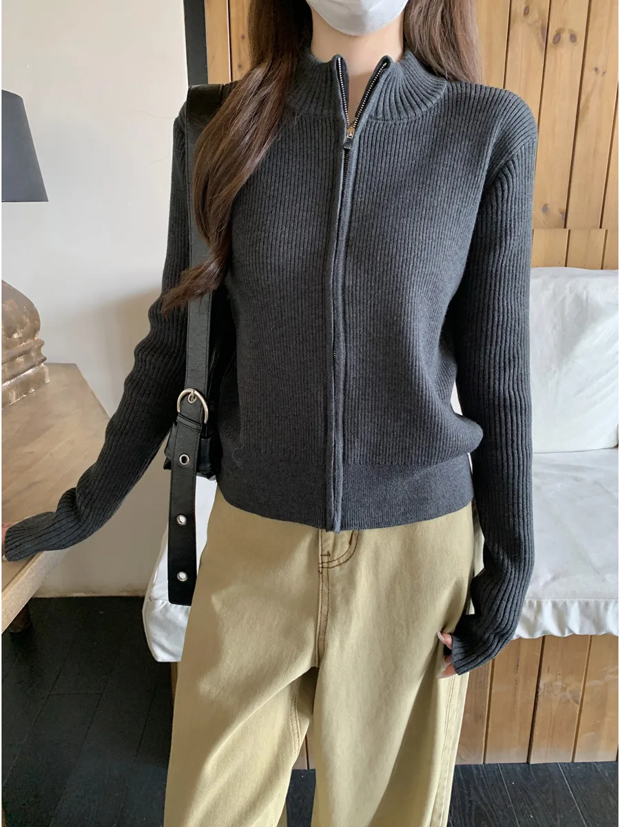 Корейский стиль: Теплый вязаный кардиган с длинным рукавом, воротником-стойкой на молнии, приталенный, для женщин, зимний, модный, для повседневной носки
Корейский стиль: Теплый вязаный кардиган с длинным рукавом, воротником-стойкой на молнии, приталенный, для женщин, зимний, модный, для повседневной носки