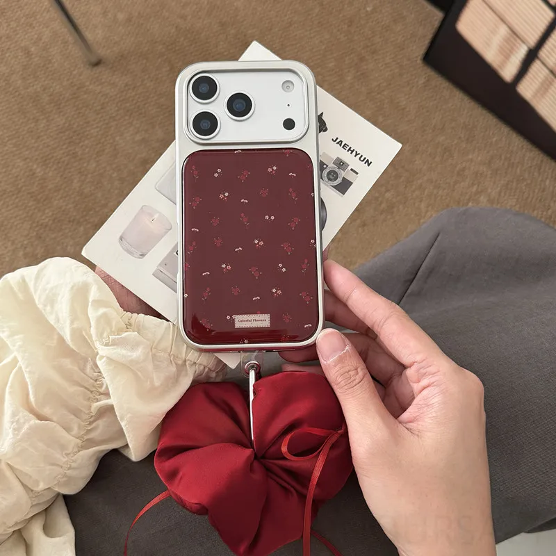 Чехол для телефона в стиле ретро с маленьким красным цветком для IPhone 17 16 15 14 13 Pro Max Collision Wave Point Drop Glue Silver Border Мягкая задняя крышка
Чехол для телефона в стиле ретро с маленьким красным цветком для IPhone 17 16 15 14 13 Pro Max Collision Wave Point Drop Glue Silver Border Мягкая задняя крышка