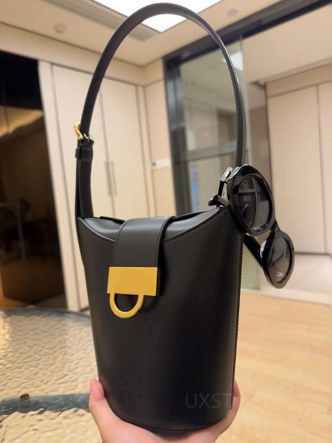 Классическая сумка-мешок UXST с металлической пряжкой, Дизайнерская кожаная однотонная дамская сумочка на плечо, Повседневная сумка для телефона высокого качества
Классическая сумка-мешок UXST с металлической пряжкой, Дизайнерская кожаная однотонная дамская сумочка на плечо, Повседневная сумка для телефона высокого качества