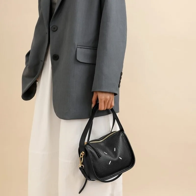 Большая вместительная сумка-тоут с печатью в стиле майя, высококачественный материал, идеально подходящий для повседневного использования женщин и офиса.
Большая вместительная сумка-тоут с печатью в стиле майя, высококачественный материал, идеально подходящий для повседневного использования женщин и офиса.