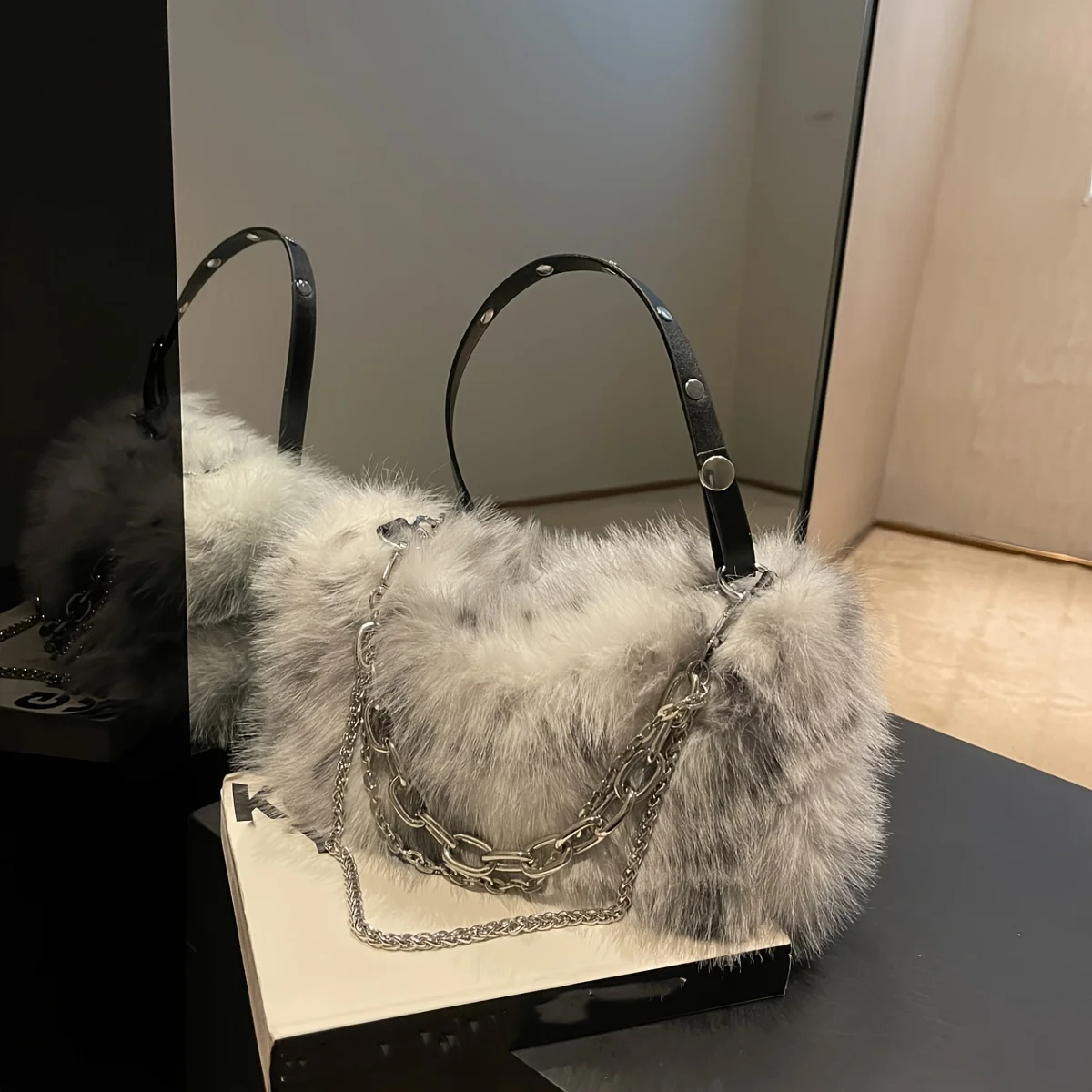 2026NewA Lightweight Shoulder Bag Featuring a Fuzzy Design, Tie-Dye Chain Decor, And a Knit Flap, Perfect for Casual Outings
2026NewA Lightweight Shoulder Bag Featuring a Fuzzy Design, Tie-Dye Chain Decor, And a Knit Flap, Perfect for Casual Outings