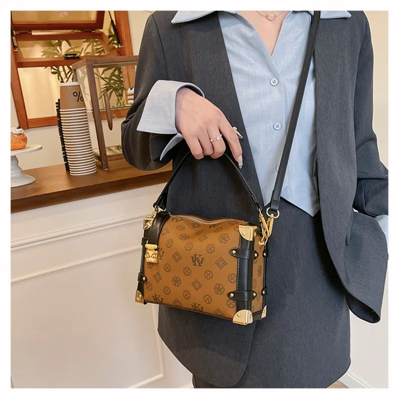 Elegant Shopping Bag Ladies Luxury Tote Structure Minimalist Vintage Appearance High End Leather Bag
Elegant Shopping Bag Ladies Luxury Tote Structure Minimalist Vintage Appearance High End Leather Bag