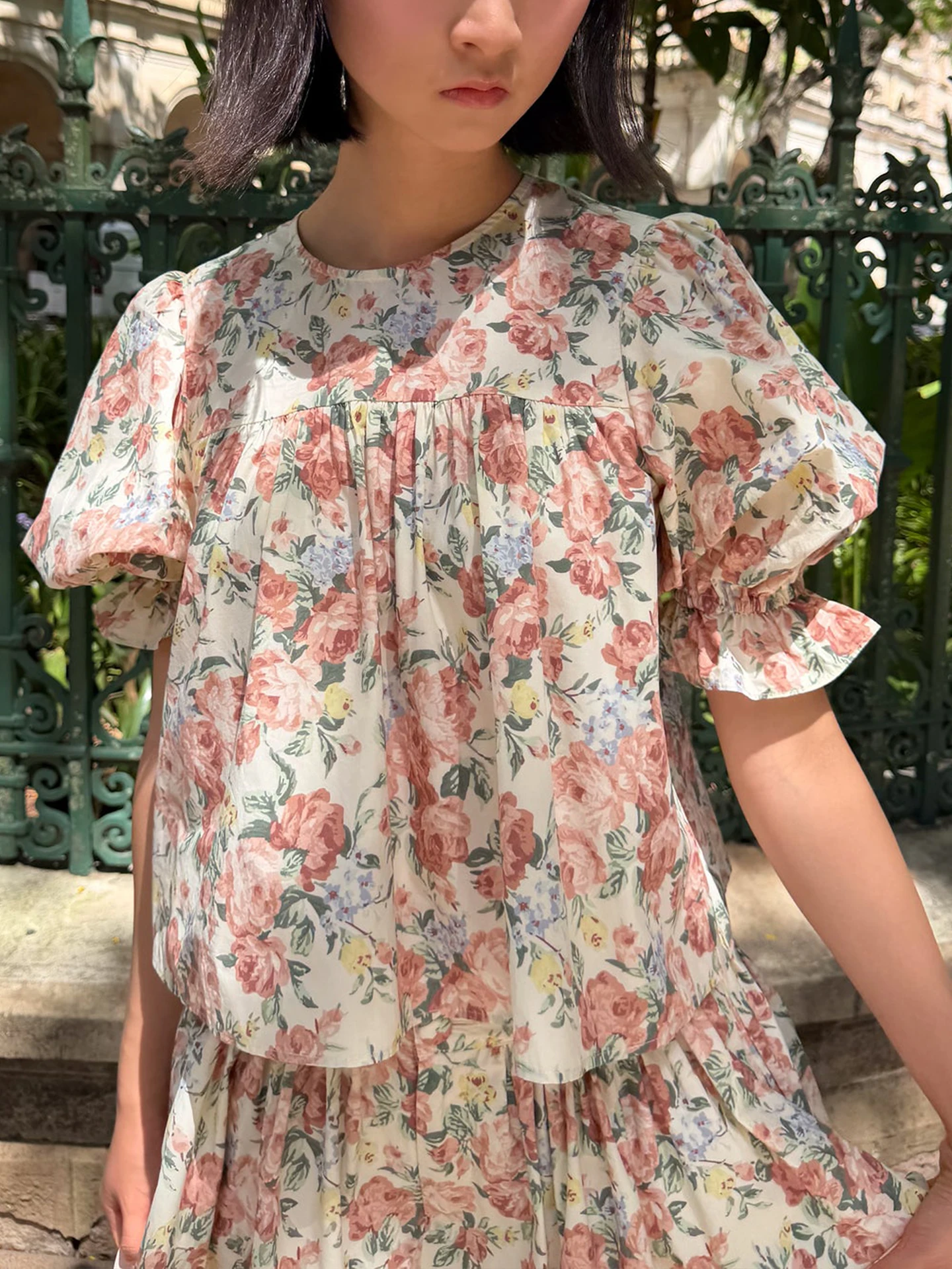 Экологичная женская блузка из органического хлопка с цветочным принтом, плиссированная, свободного кроя, с коротким рукавом и круглым вырезом, в романтическом стиле
Экологичная женская блузка из органического хлопка с цветочным принтом, плиссированная, свободного кроя, с коротким рукавом и круглым вырезом, в романтическом стиле