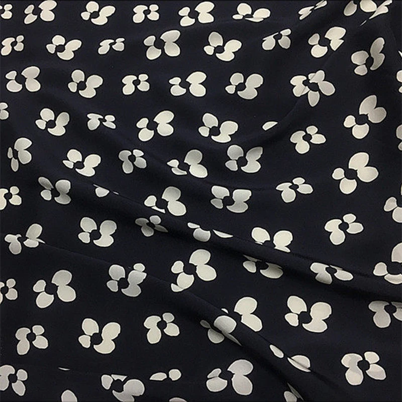 1 meter 60% Mulberry Silk 40% Cotton 22 momme Thick Fabric Black Floral Printed 140cm 55" wide by the yard XL311
1 meter 60% Mulberry Silk 40% Cotton 22 momme Thick Fabric Black Floral Printed 140cm 55" wide by the yard XL311