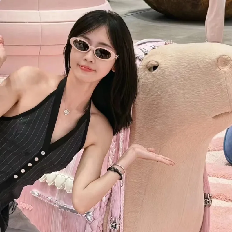 Retro Oval Sunglasses for Women with A Sense of Luxury Ins2025 New White Sunglasses Summer UV Protection Strong Light
Retro Oval Sunglasses for Women with A Sense of Luxury Ins2025 New White Sunglasses Summer UV Protection Strong Light