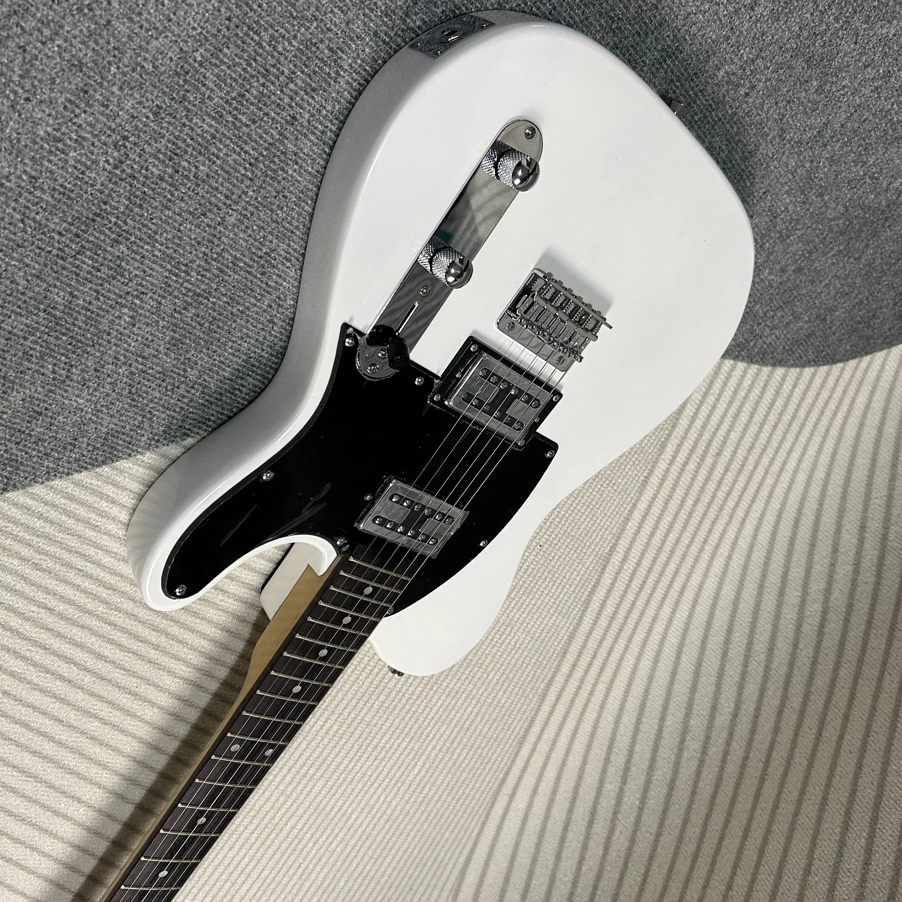 Hot Sale Electric Guitars - Mahogany Body - Rosewood Fretboard - HH Pickups - White Color
Hot Sale Electric Guitars - Mahogany Body - Rosewood Fretboard - HH Pickups - White Color