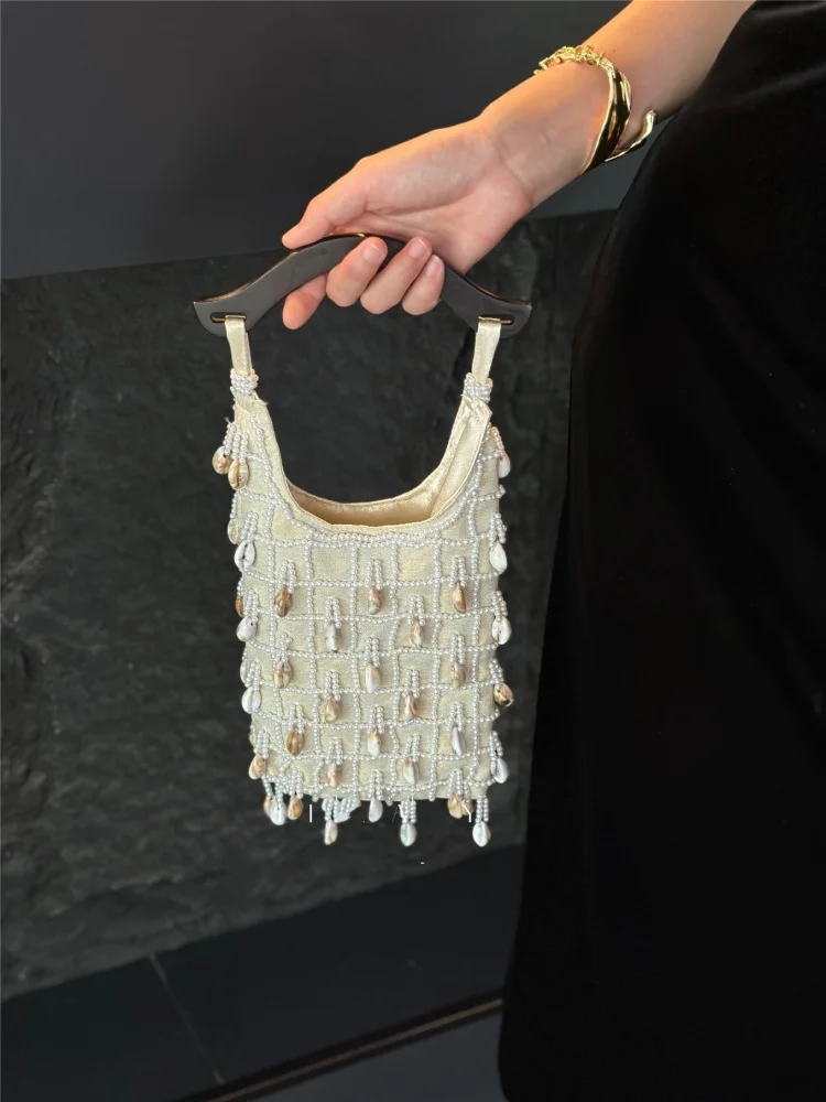 French Style Shell Beaded Handbag Small Exquisite Lattice Beaded Wooden Handle Armpit Bag Fashionable Tassel Vacation Bag
French Style Shell Beaded Handbag Small Exquisite Lattice Beaded Wooden Handle Armpit Bag Fashionable Tassel Vacation Bag